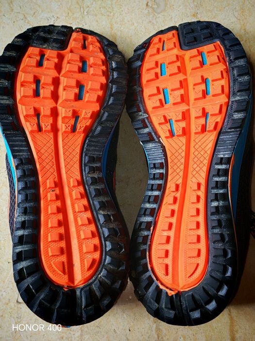 Adidași Nike negri