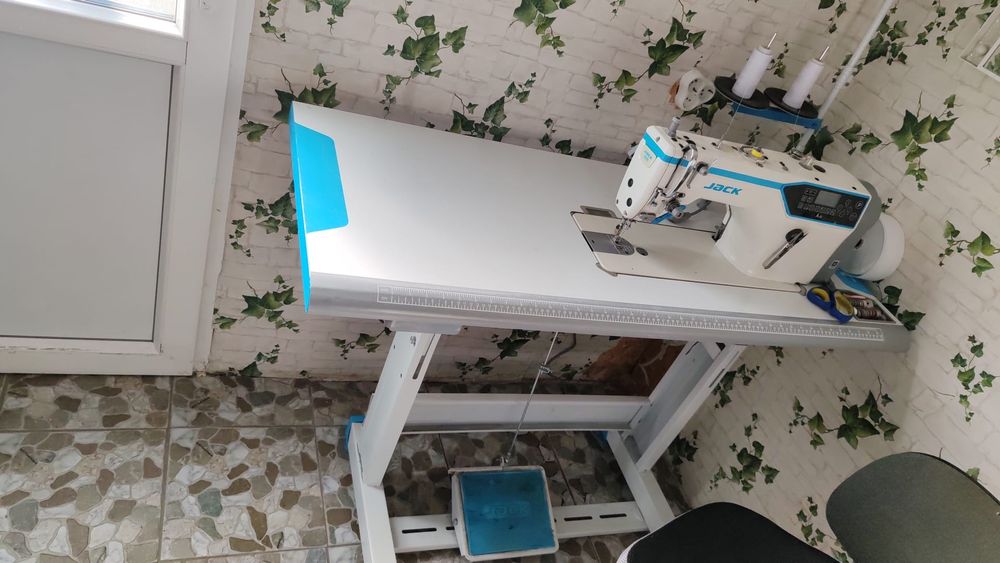 Mașina de cusut liniara