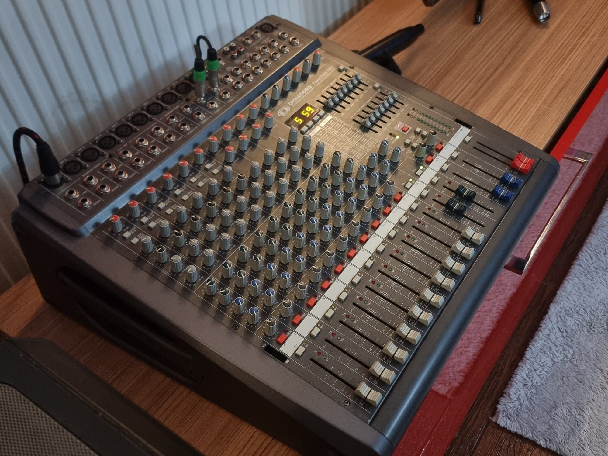Vând dynacord 1002