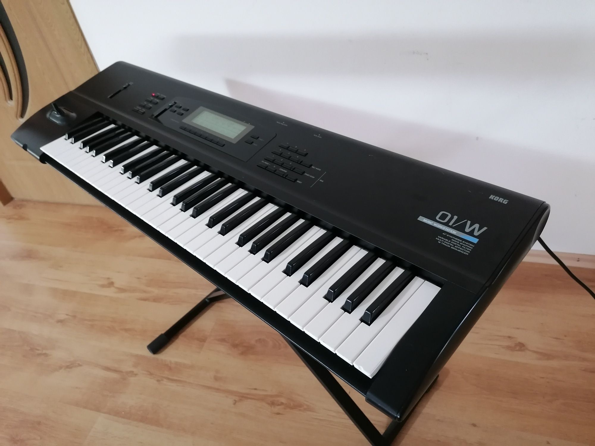 KORG 01/W sintetizator keyboard orga pian
