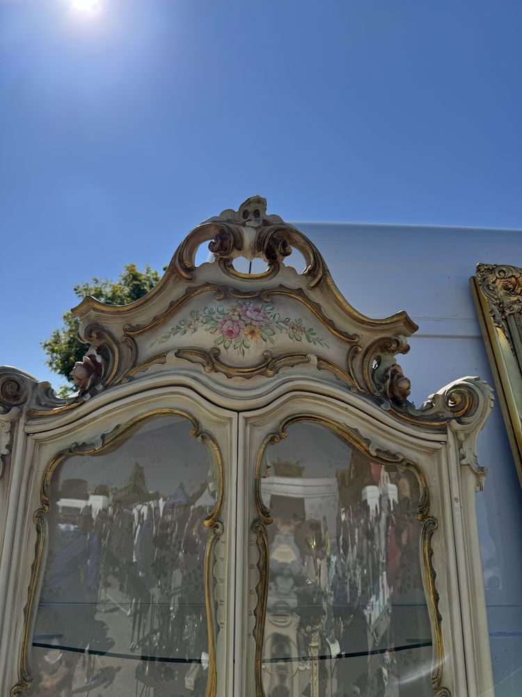 Vitrina din lemn masiv cu sculpturi, stil baroc-venetian