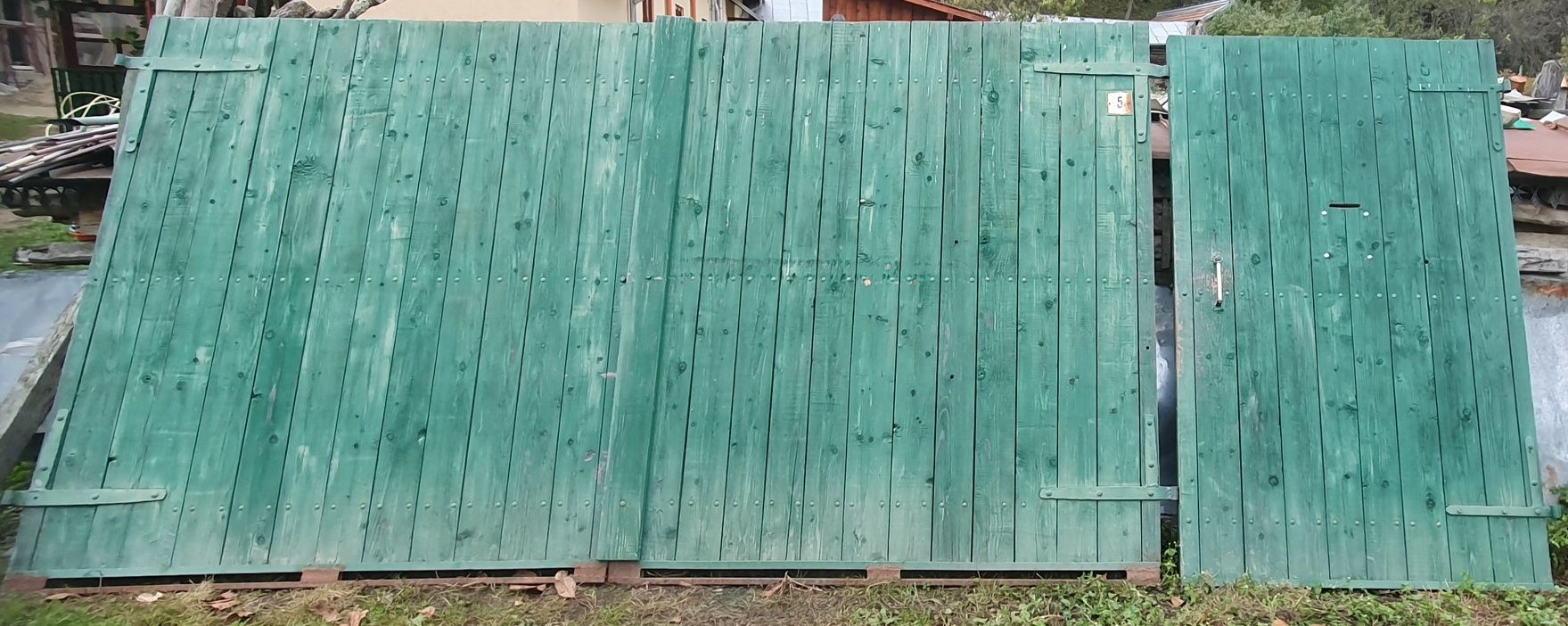 Porți din  lemn pe cadru rectangulară
