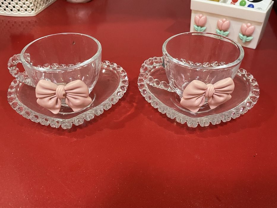 Милые чашки с тарелками