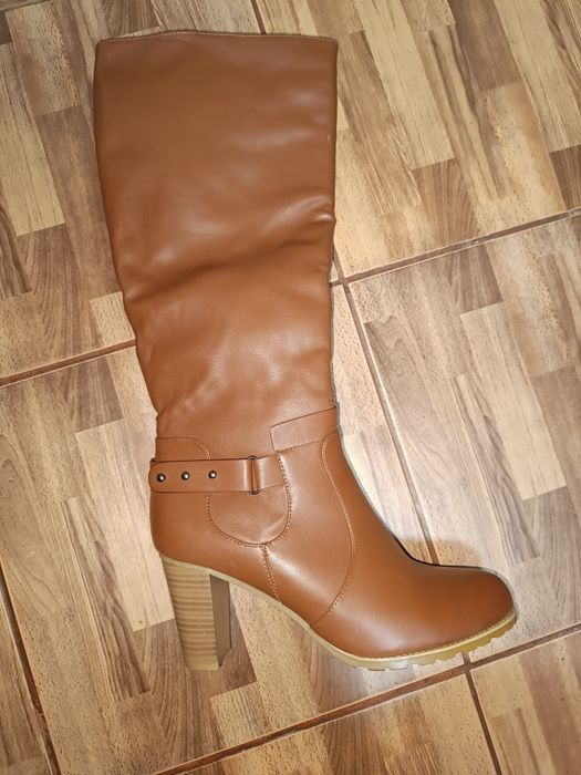 Срочно продам женские сапоги новые