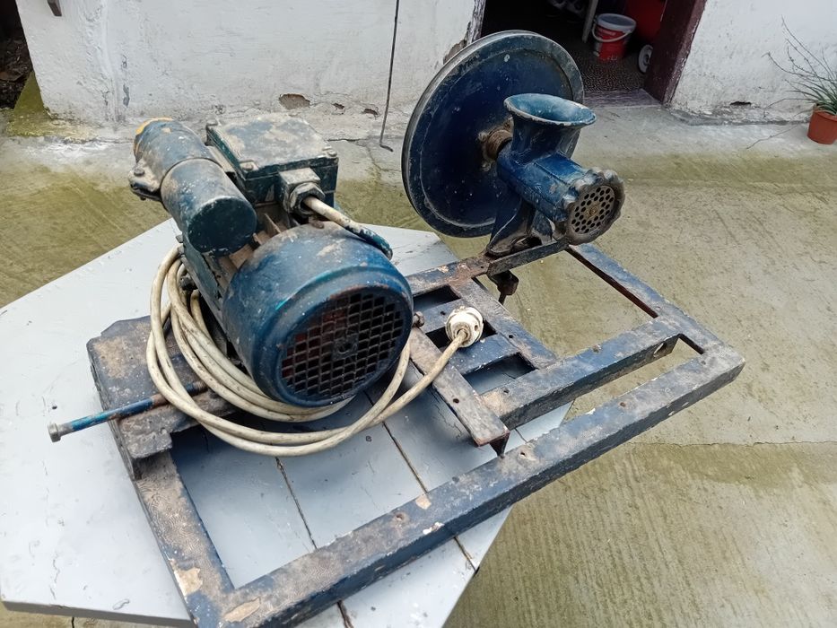 Vând mașină de tocat carne și masina de umplut cârnați