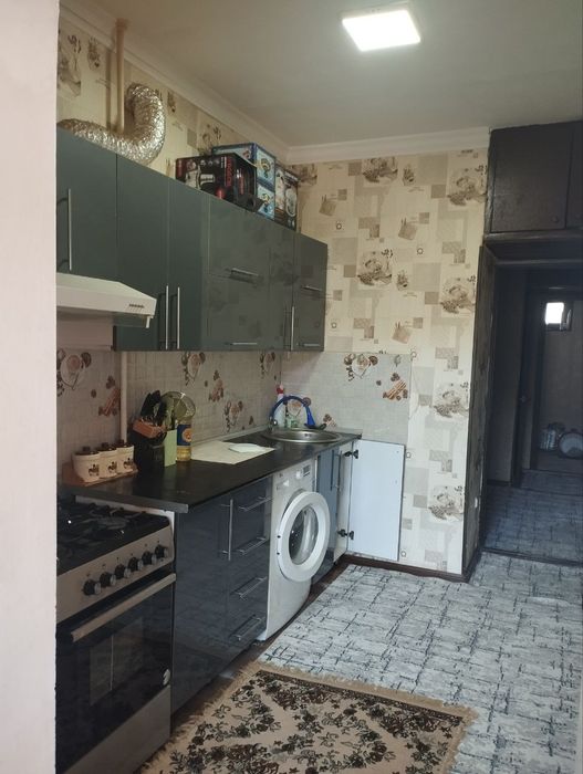 Продаётся 2х ком кв в чирчике 1 мкн 77 серия дом кирпичный 2 этаж