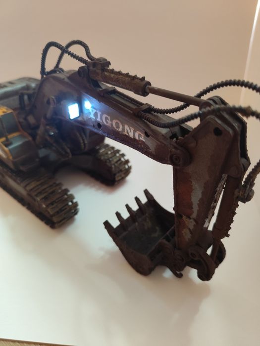 Vând excavator stilizat