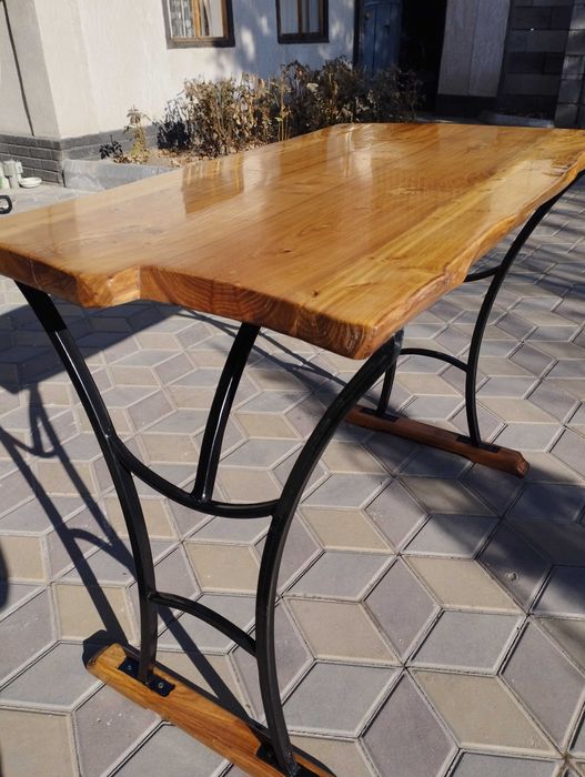 Стол из натурального дерева