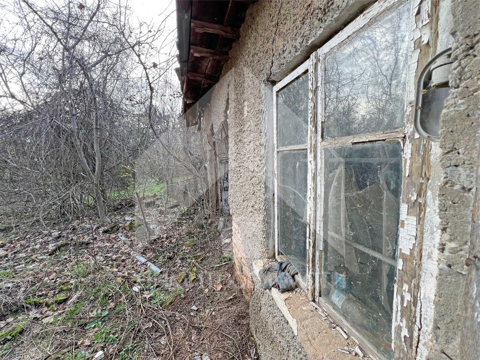 Продава къща с 1 дка двор в с. Мировци (общ. Нови пазар, обл. Шумен).