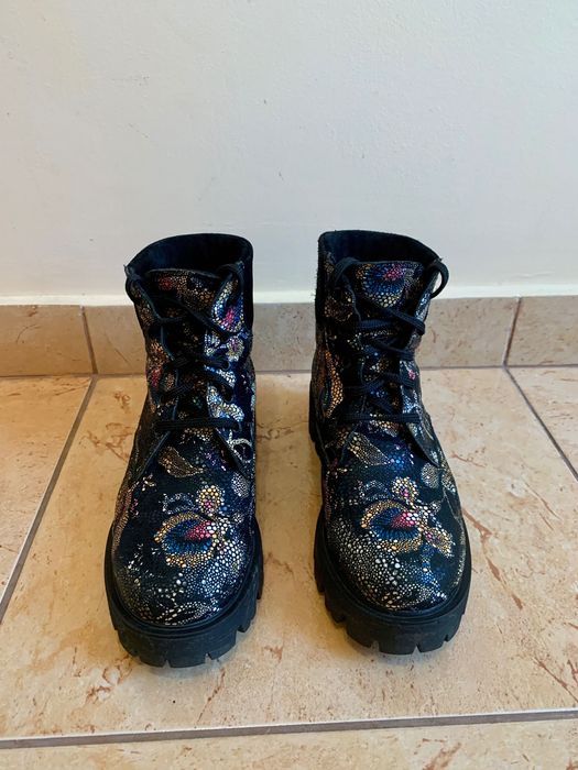 Vând ghete negre cu imprimeu floral colorat