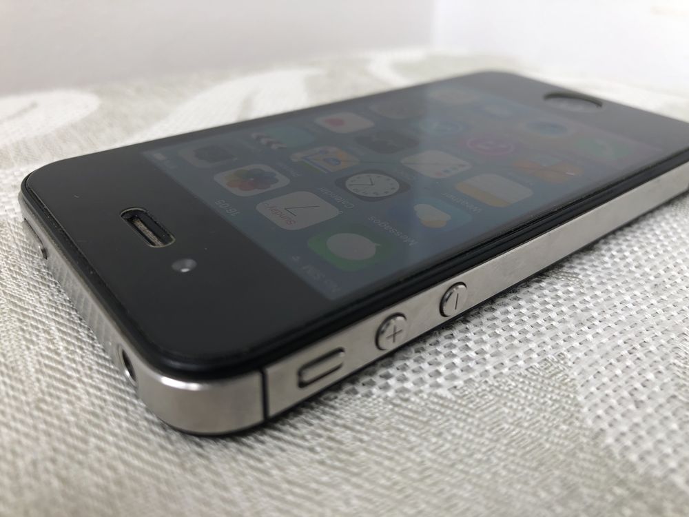 Телефон iPhone 4s