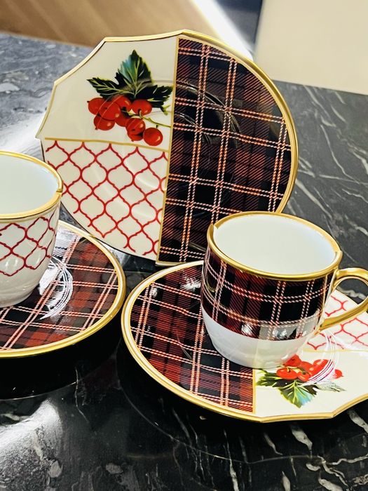 Коледен порцеланов сервиз от шест чаши и чинии