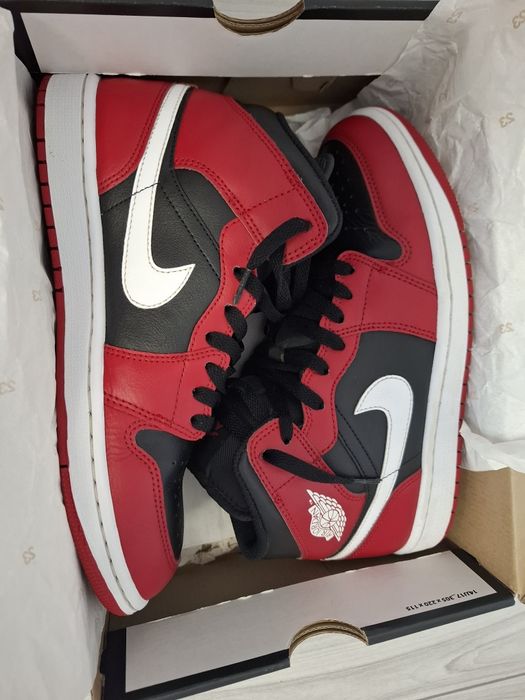 Air Jordan 1 Mid Marimea 41 coloare roșie-neagra-alba
