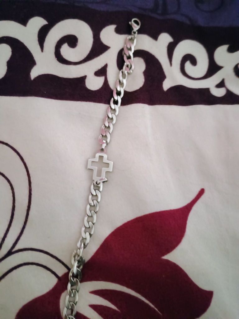 Brățară cu cruce pe ea de inox