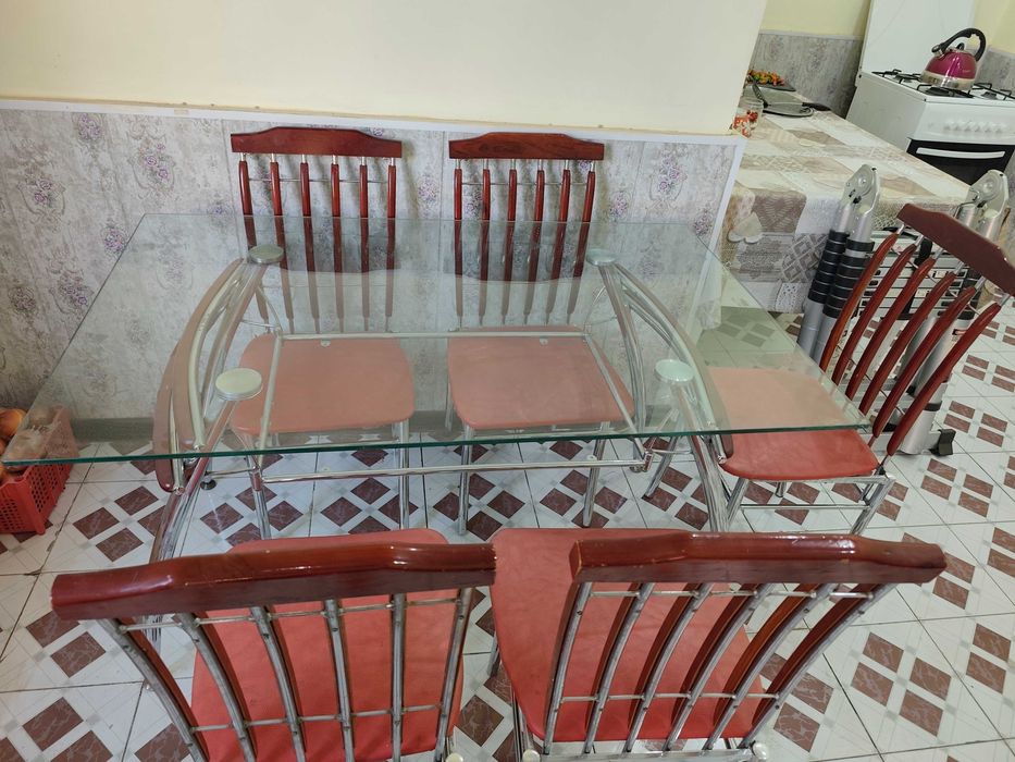 Кухонный стол . С 6 - ю стульями комплект.