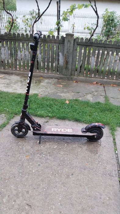 Vand Trotinetă electrică RYDE – frână electrică, design negru cu roșu