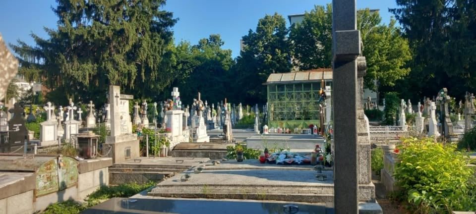 Vând loc de veci cimitirul central- Bacău