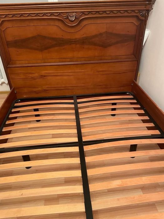 Кровать без матраса