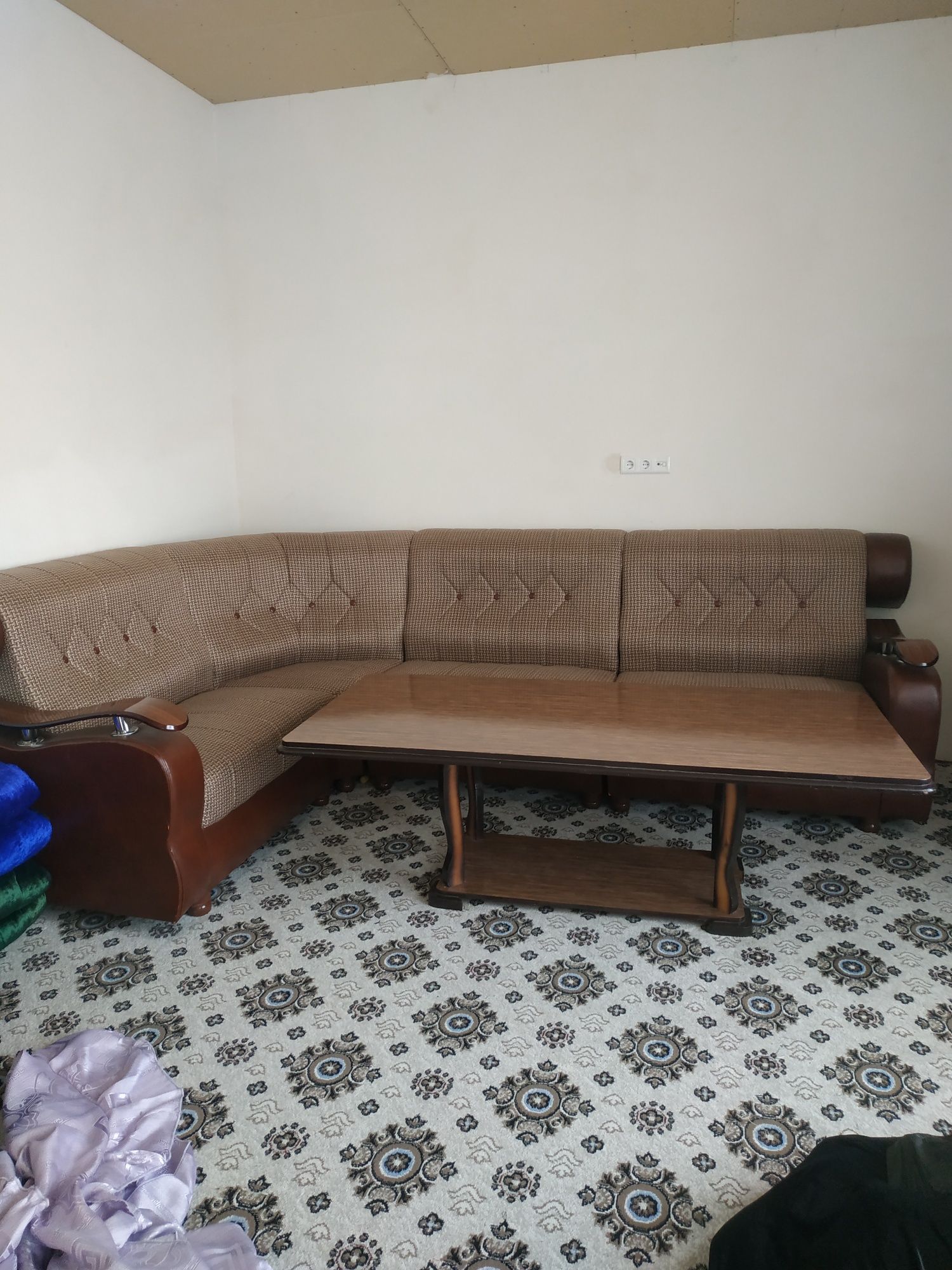 Ugolok divan stoli bilan
