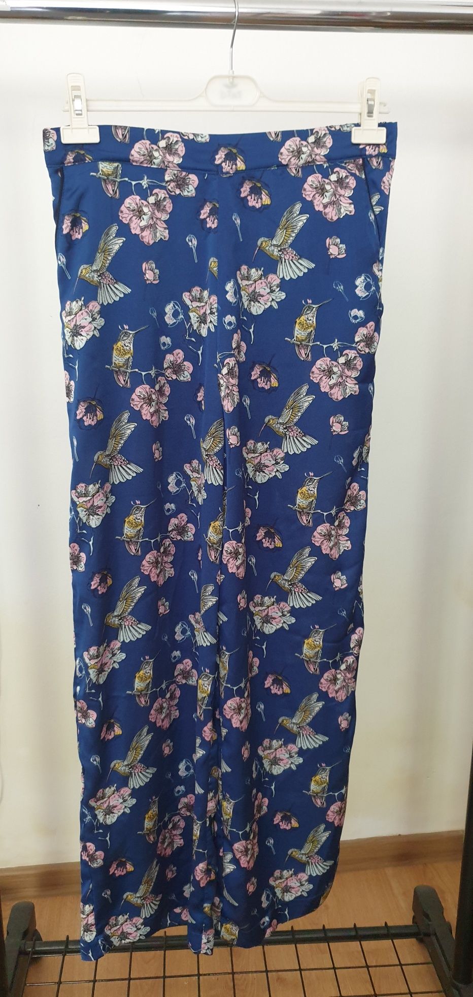 Pantaloni de vară, mărimea 44 – model floral cu păsări