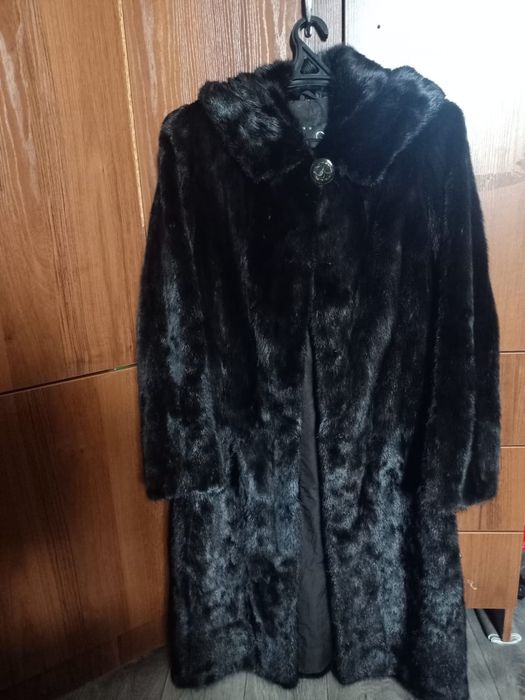 Шуба в хорошем состояний. Почти новая. Срочно нужны деньги. Торг умест