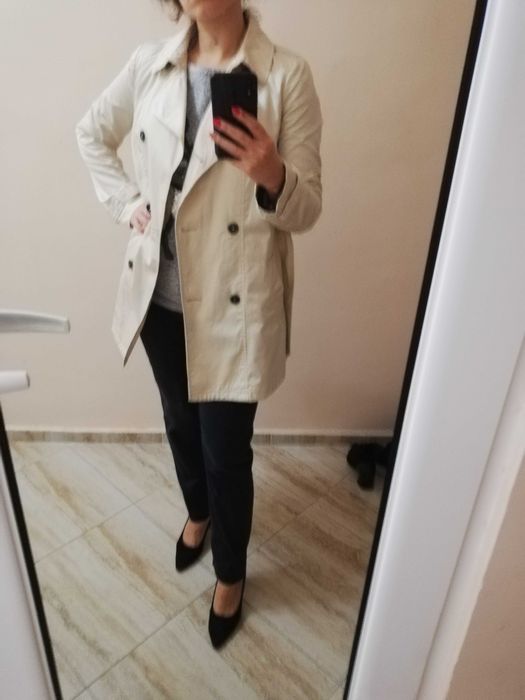 Светло бежово дамско манто Bershka