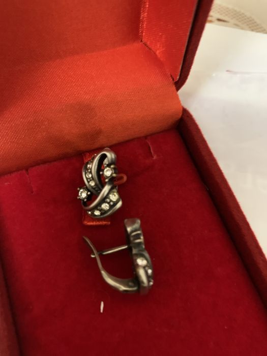 Продаю серьги российской фирмы Jenavi броши ,часы позолоченные женские