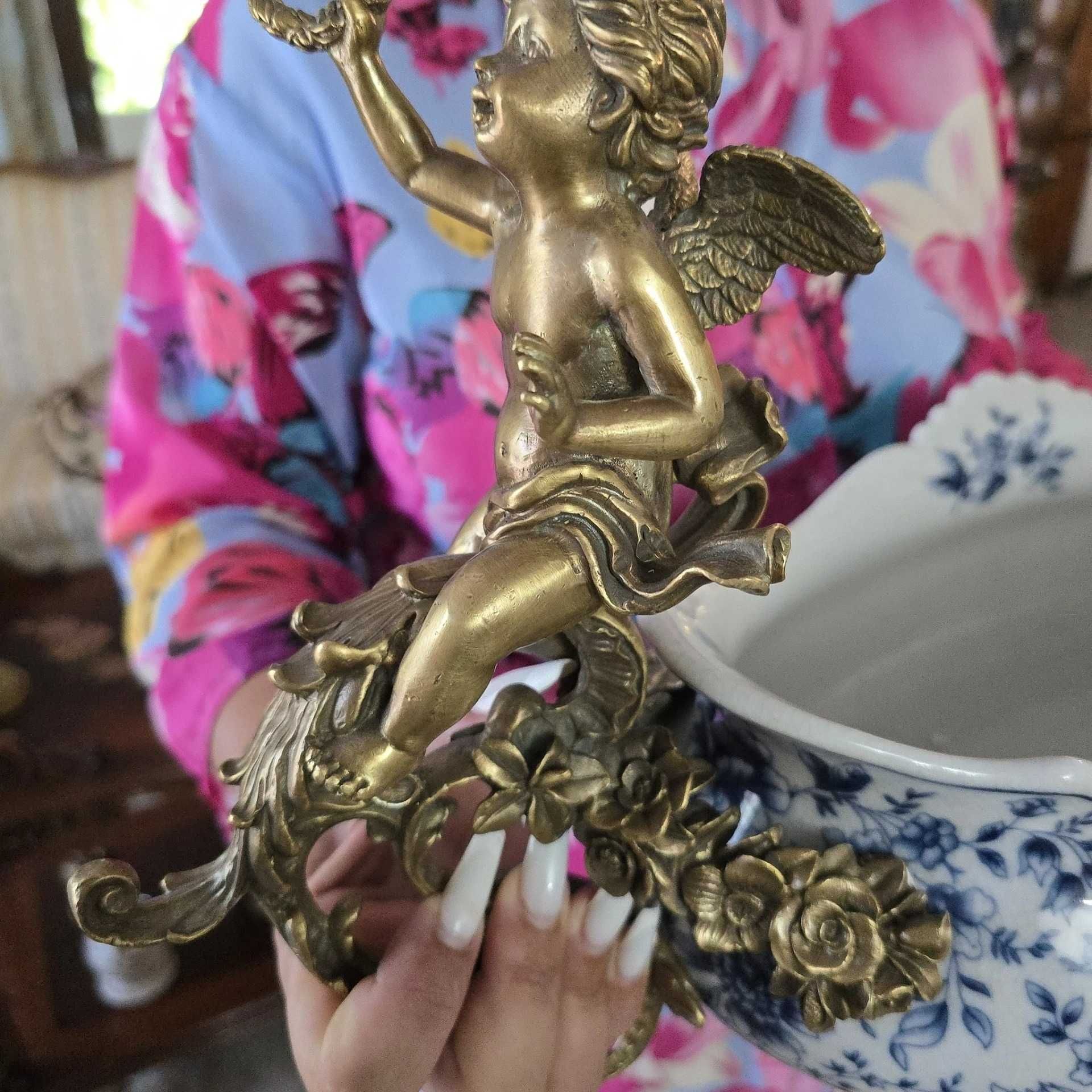 Imensa fructiera din porțelan cu amorasi din bronz.