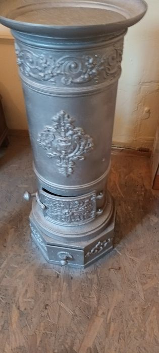 Cuptor soba din fonta veche cu ornamente  .