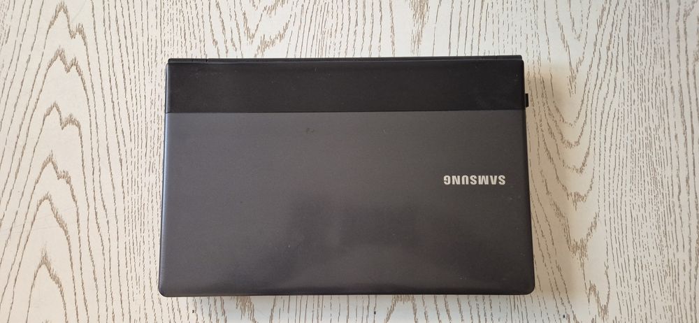 Самсунг ноутбук сотилади.3 дона кнопкаси тушган ,ишлаяпти.