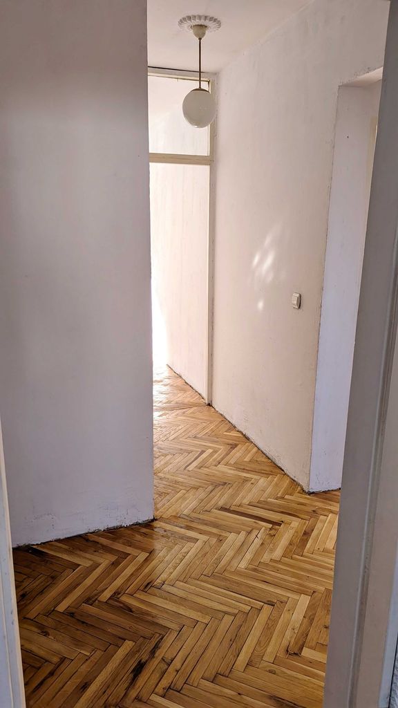Продава се Четиристаен апартамент в Плевен, Сторгозия - 85 кв.м за 1259 €/кв.м - Снимка #9