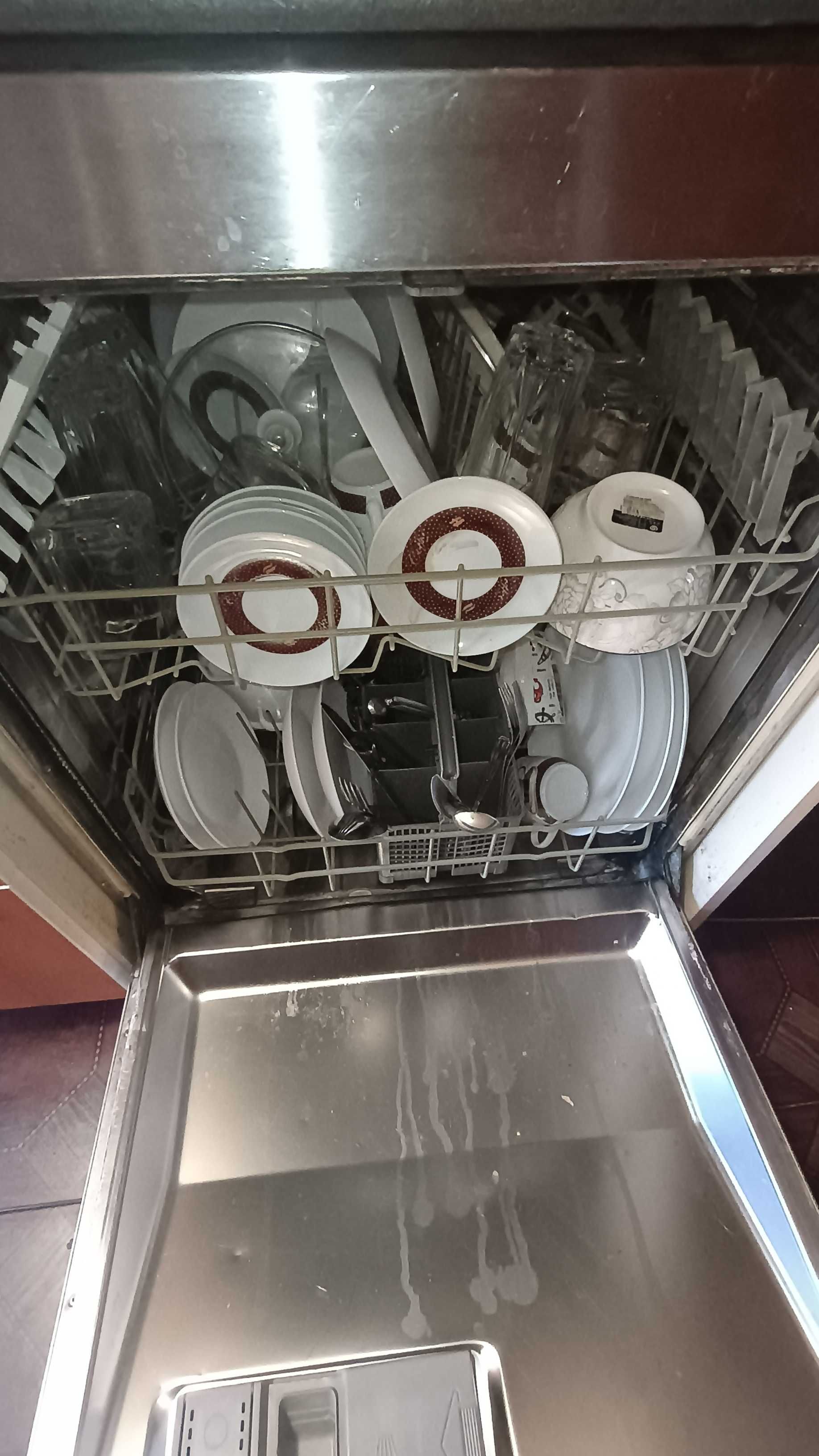 Продавам работеща съдомиялна машина Сименс, употребявана.