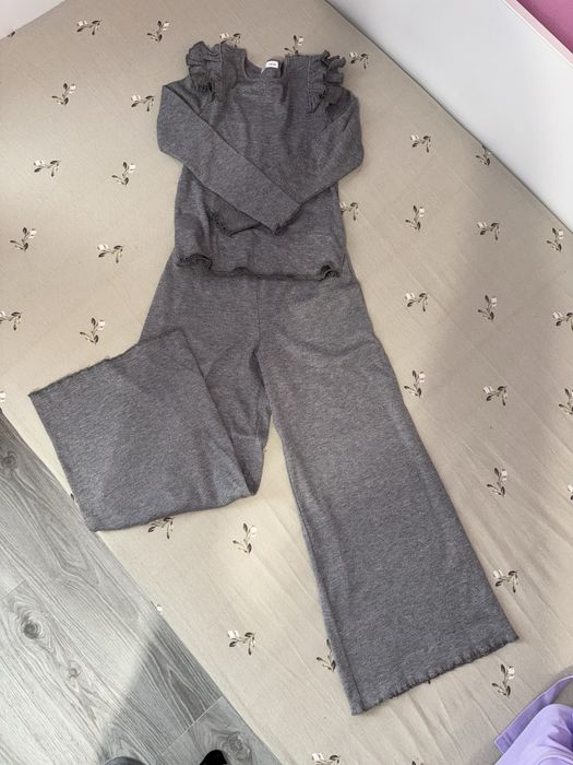 Compleu fete , marimea 134 pantalonii si 140 bluza .