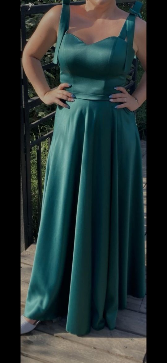Зелена официална бална/шаферска рокля Lorreti сатен M