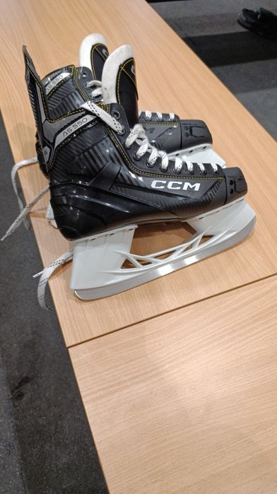 Коньки новые продаются