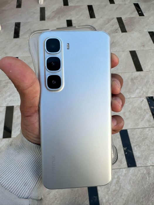 infinix hot 60pro plus 8/8 256 narxi 200$ kelishiladigan joyi bor