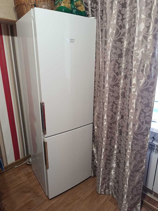 Холодильник  Hotpoint-Ariston