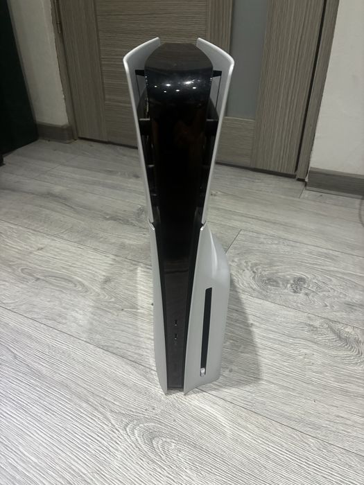 Vand PlayStation 5 cu disk 1TB