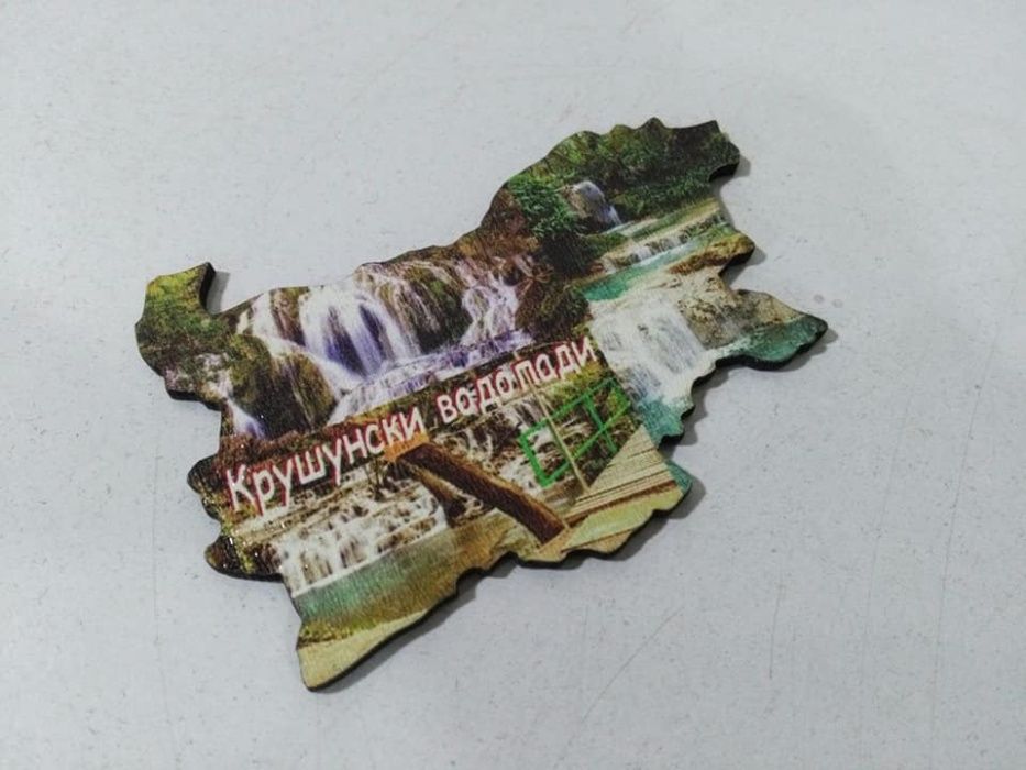 Магнитни стикери върху дърво за 50 броя форма като картата на България