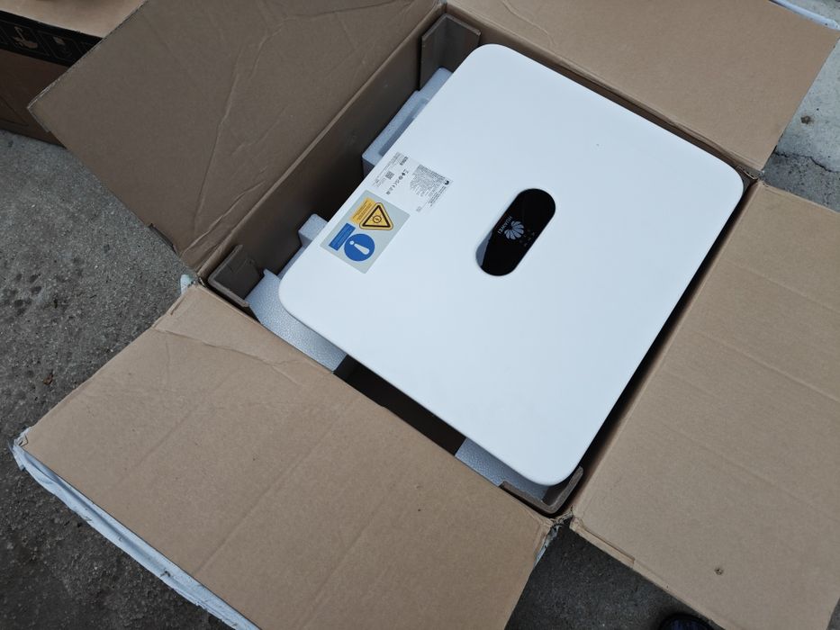 Invertor Huawei trifazat