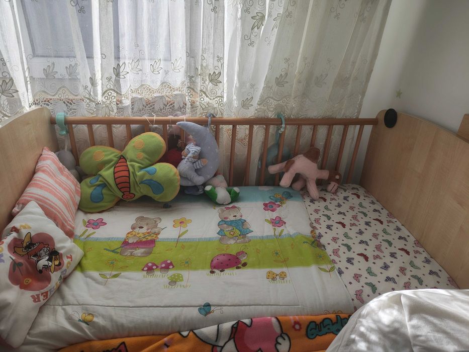 Vând patut din lemn cu saltea