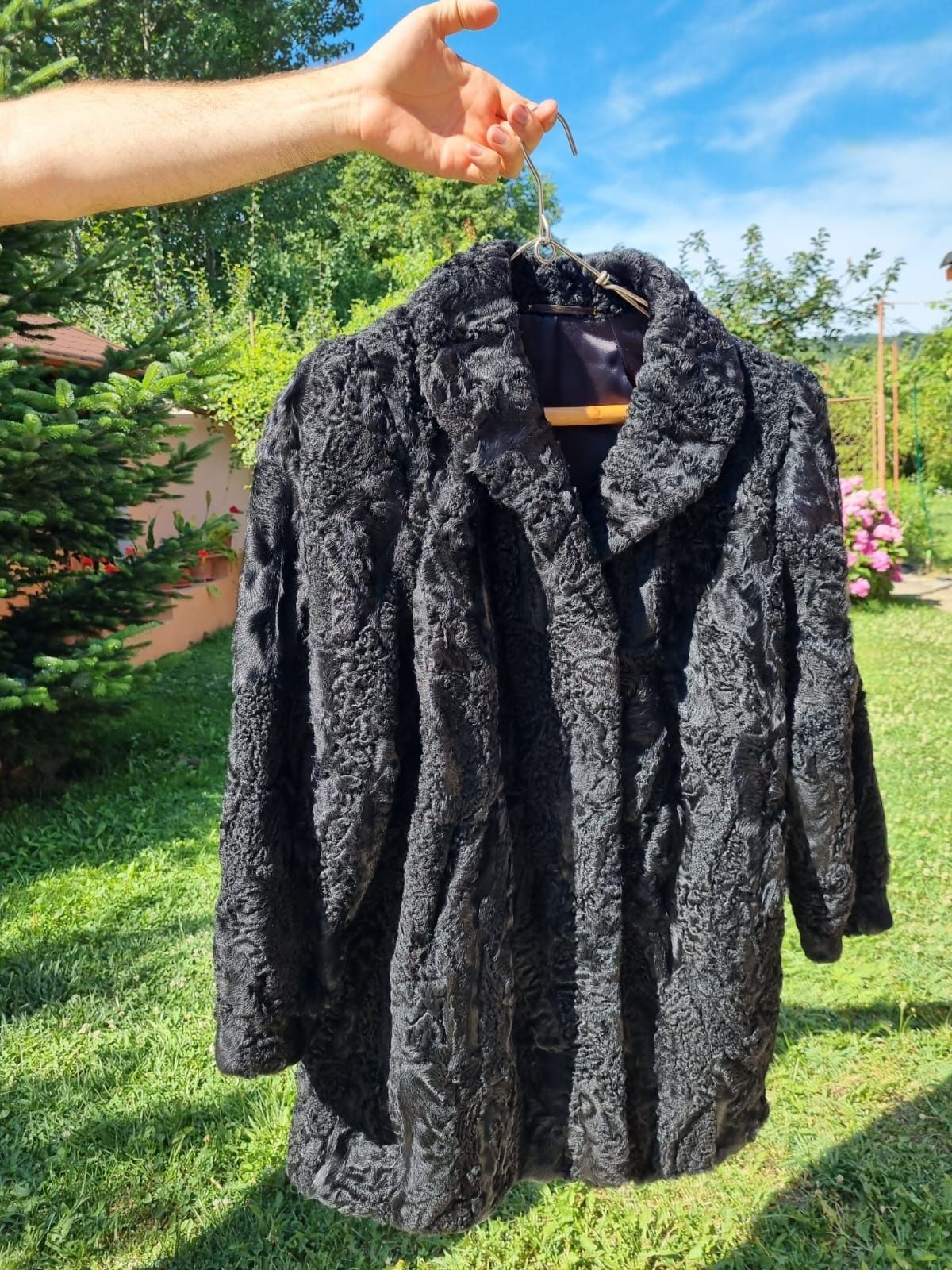 Haina de blana, dama, neagra, scurta, din picioruse de karakul, noua.
