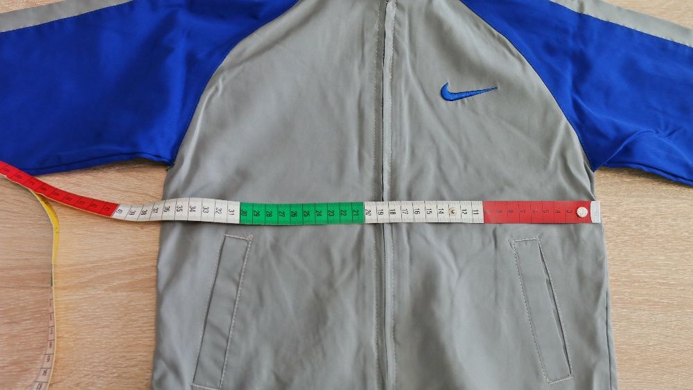 Vand trening NIKE, nou,de fas ,captusit, marime 4ani