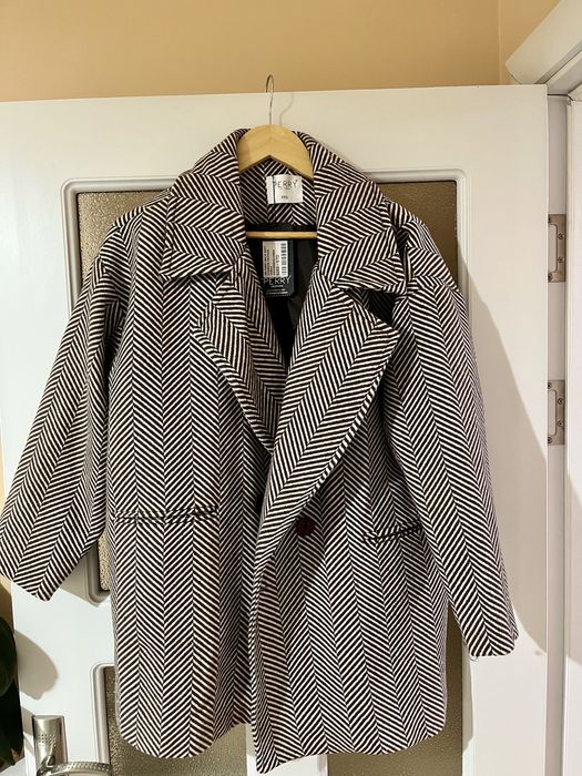 Oversize късо вълнено палто – елегантност и комфорт