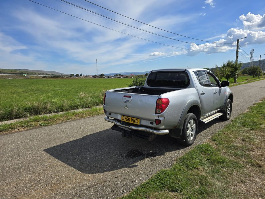 Mitsubishi L200 acte la zi volan pe dreapta