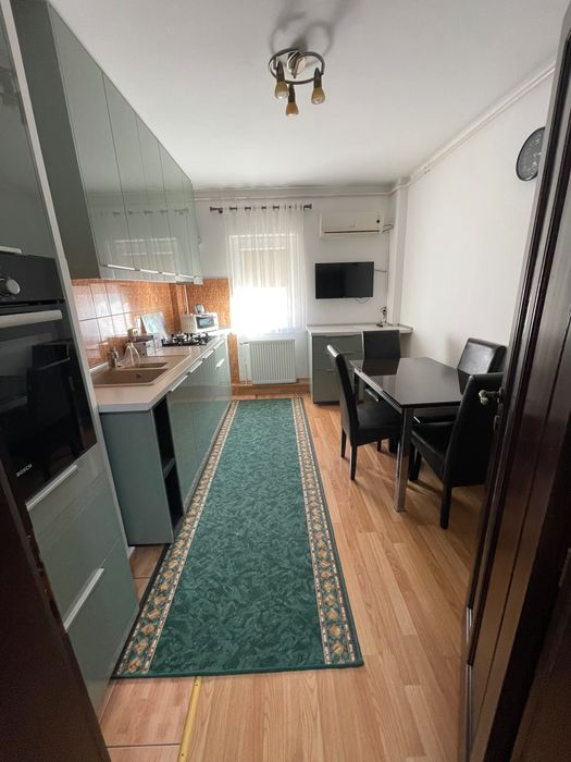 Apartament cu 4 camere de închiriat