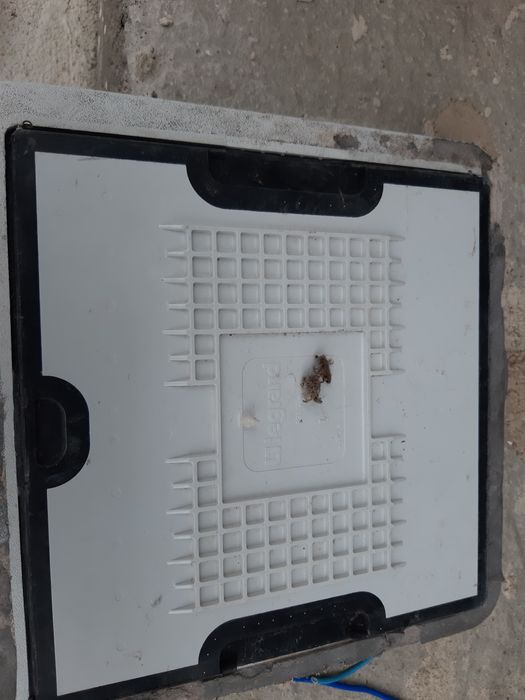 Vând 2 bucăți priză care se montează în pardoseală