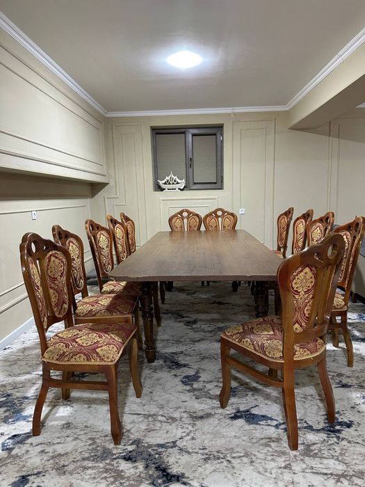 Стол и стулья на 12 персон …..