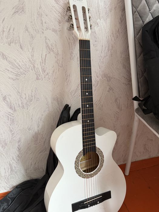 Гитара продам 15 тыс срочно