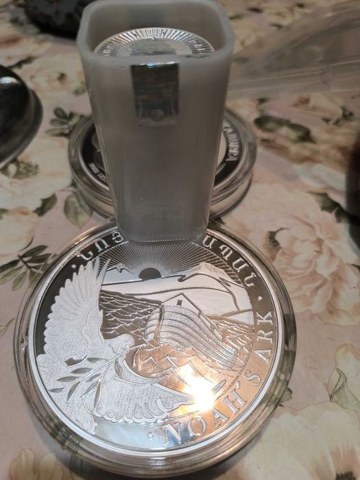 Сребърни монети 1 кг и по 1 унция